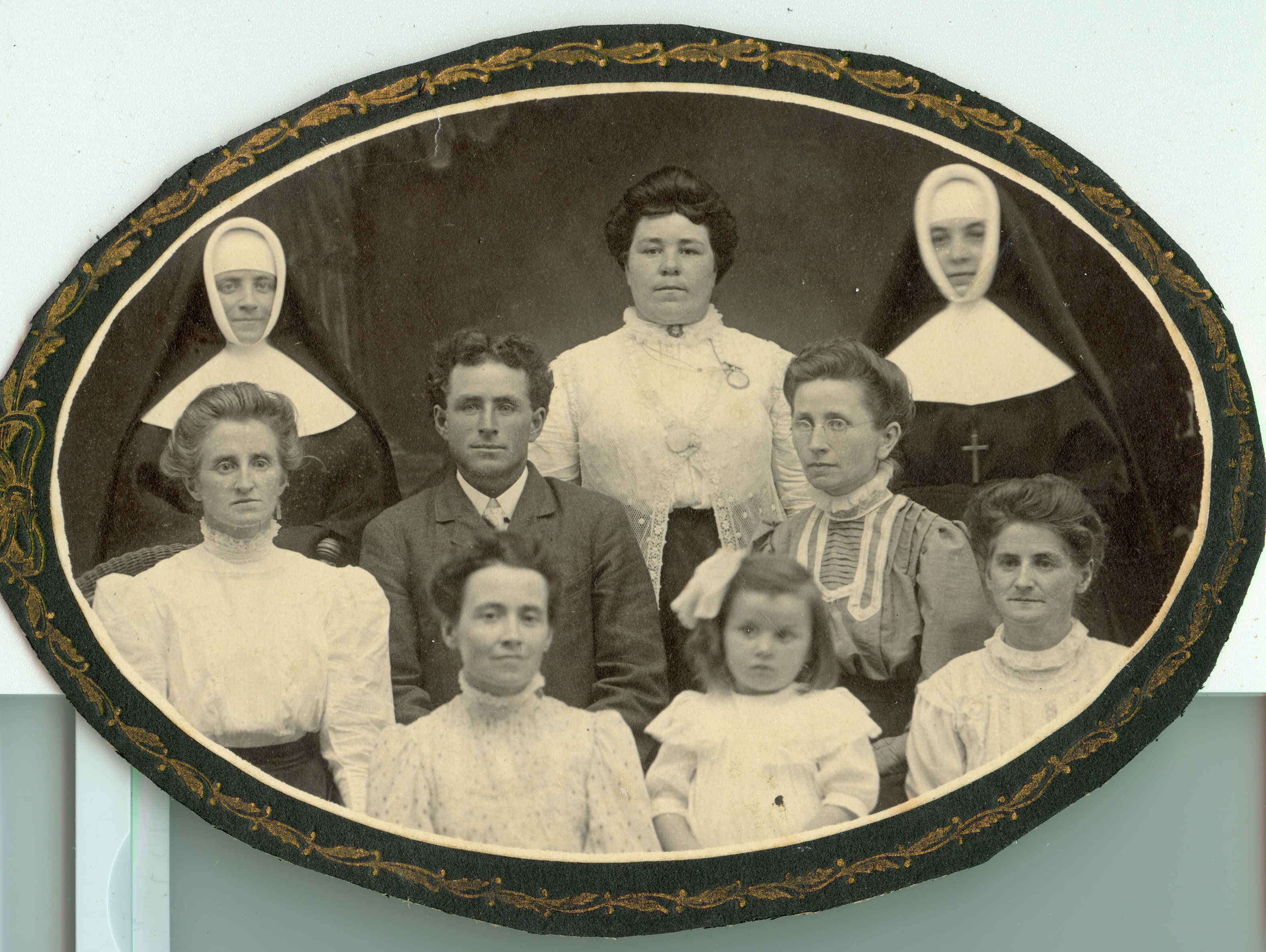 Descoteaux Albert+Genest Liseure (arriere) et ses soeurs.jpg